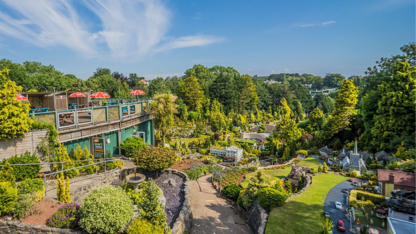 Outdoor Terrace in Gardens
